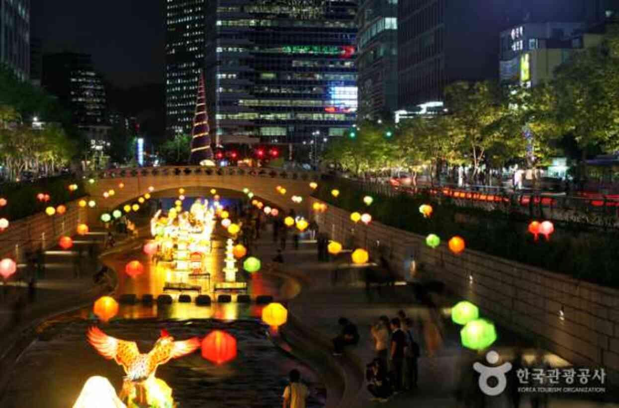 Seul'un Kalbinde Bir Vaha: Cheonggyecheon Deresi