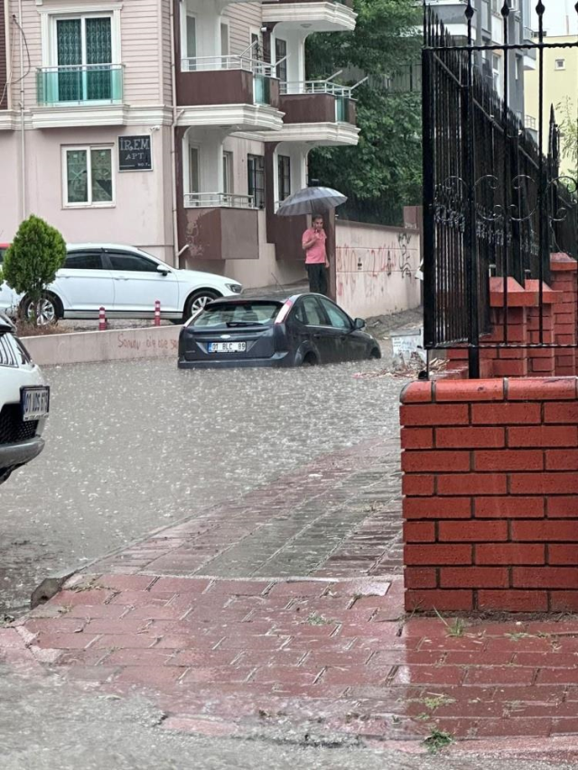 Adana'da yağmur hayatı felç etti! Yollar göle döndü, evleri su bastı