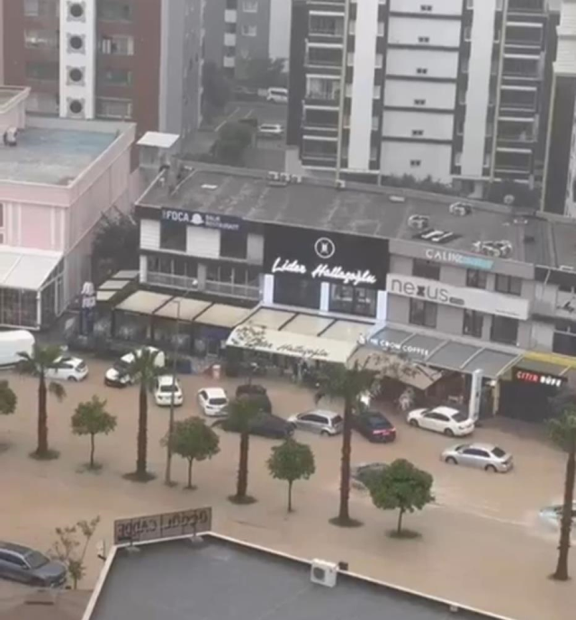 Adana'da yağmur hayatı felç etti! Yollar göle döndü, evleri su bastı