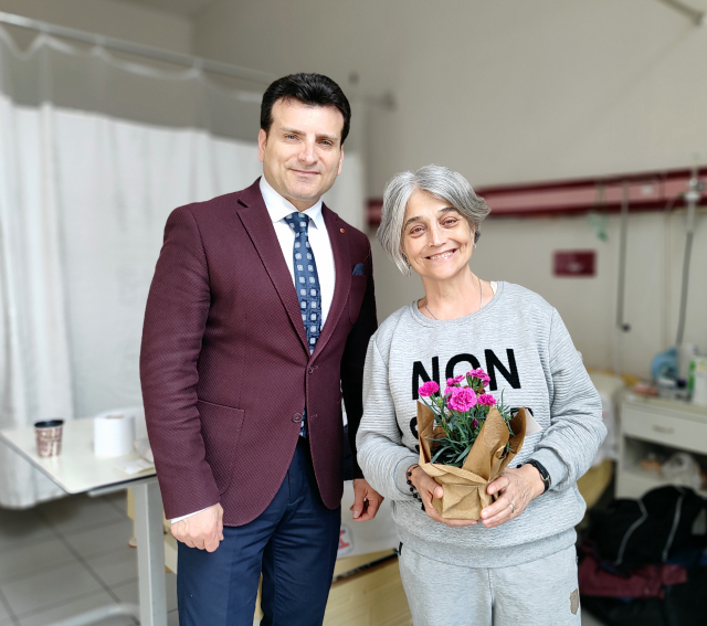 Başhekim Prof. Dr. Nurettin Yiyit, Anneler Günü'nde Yedikule Araştırma Hastanesi'nde tedavi gören anneleri ziyaret etti