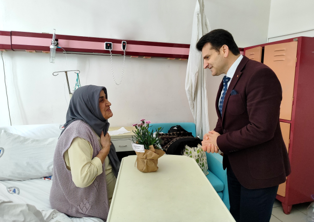 Başhekim Prof. Dr. Nurettin Yiyit, Anneler Günü'nde Yedikule Araştırma Hastanesi'nde tedavi gören anneleri ziyaret etti