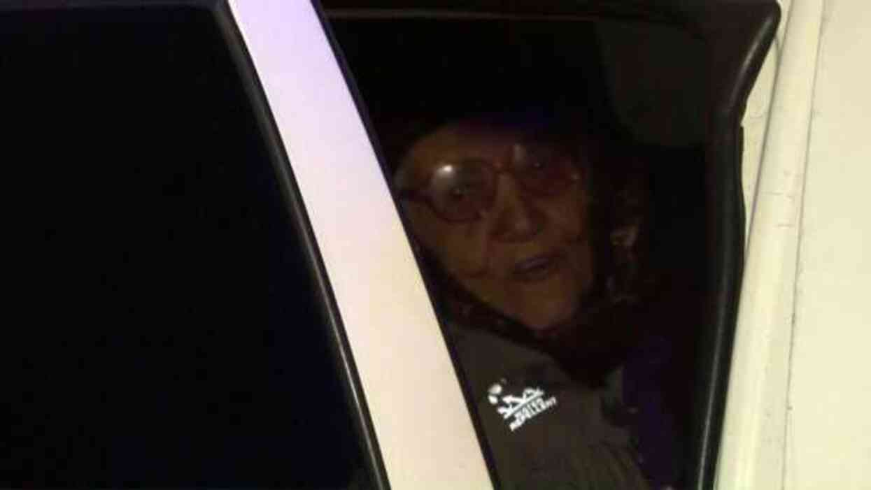 Madde bağımlısı evlat, annesini bıçakla rehin aldı! 95 yaşındaki kadını polis kurtardı Madde bağımlısı evlat, annesini bıçakla rehin aldı! 95 yaşındaki kadını polis kurtardı