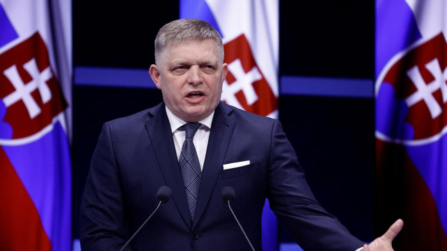 Saldırıya uğrayan Slovakya Başbakanı Fico korumaları tarafından makam aracına böyle götürüldü