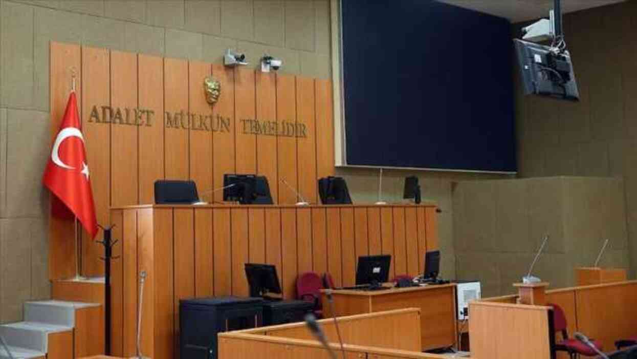 Hakimlerin başörtüsünü gören avukat reddi hakim istedi! Uyuşturucu davası ertelendi