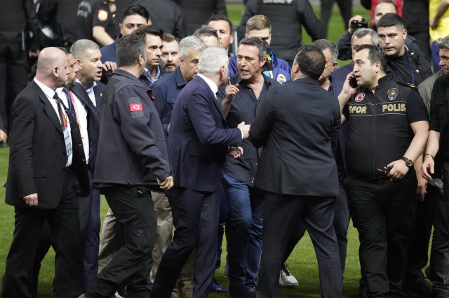 Galatasaray-Fenerbahçe derbisinde stad müdürüne saldıran 5 kişi hakkında işlem başlatıldı