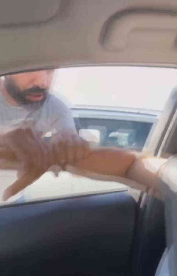 Sürücüye saldırmak için polislerin gitmesini beklediler! Darp anları kamerada