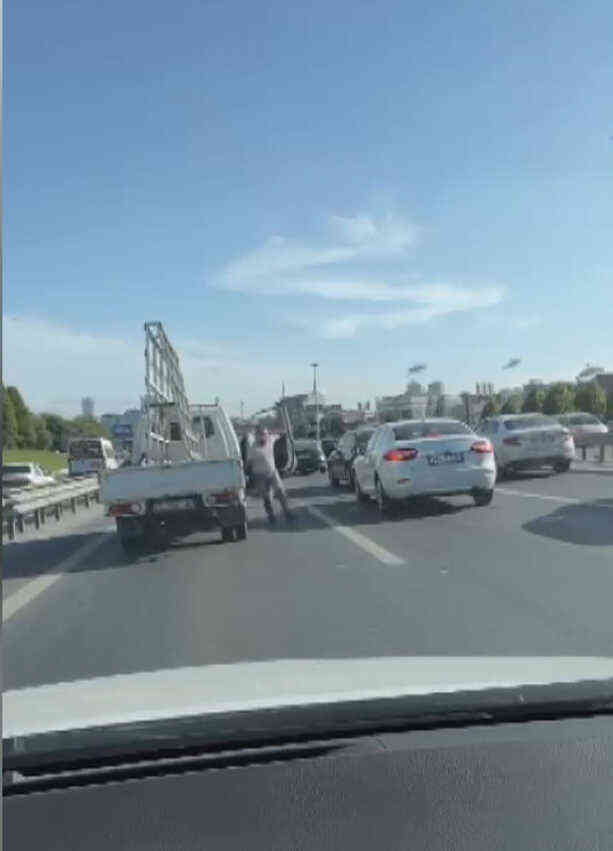 Sürücüye saldırmak için polislerin gitmesini beklediler! Darp anları kamerada
