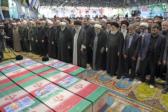 Tahran böyle kalabalık görmedi! Reisi'nin cenaze töreninde izdiham yaşandı, bayılanlar oldu