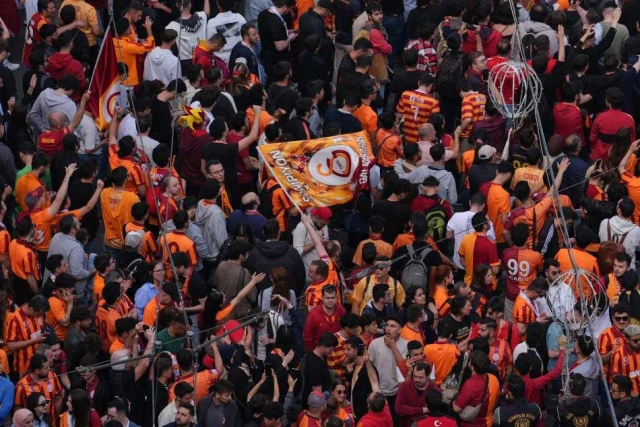 Galatasaray'ın şampiyonluk kutlamaları başladı! İstanbul'da sokaklar sarı-kırmızı