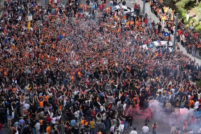 Galatasaray'ın şampiyonluk kutlamaları başladı! İstanbul'da sokaklar sarı-kırmızı
