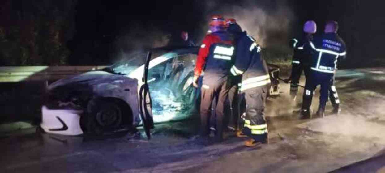 Bariyerler çarpan otomobil alevlere teslim oldu: 1 ölü, 1 yaralı Bariyerler çarpan otomobil alevlere teslim oldu: 1 ölü, 1 yaralı