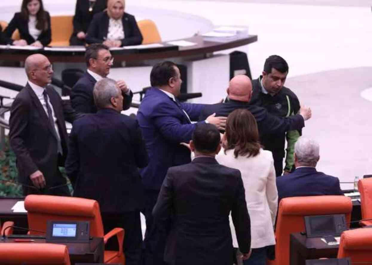 CHP'li vekil kask takıp motokurye kıyafeti giydi, AK Partililer 'Şov yapıyorsun' deyince tansiyon yükseldi