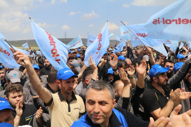 Türkiye'nin en büyük lastik fabrikasında işçiler grev başlattı