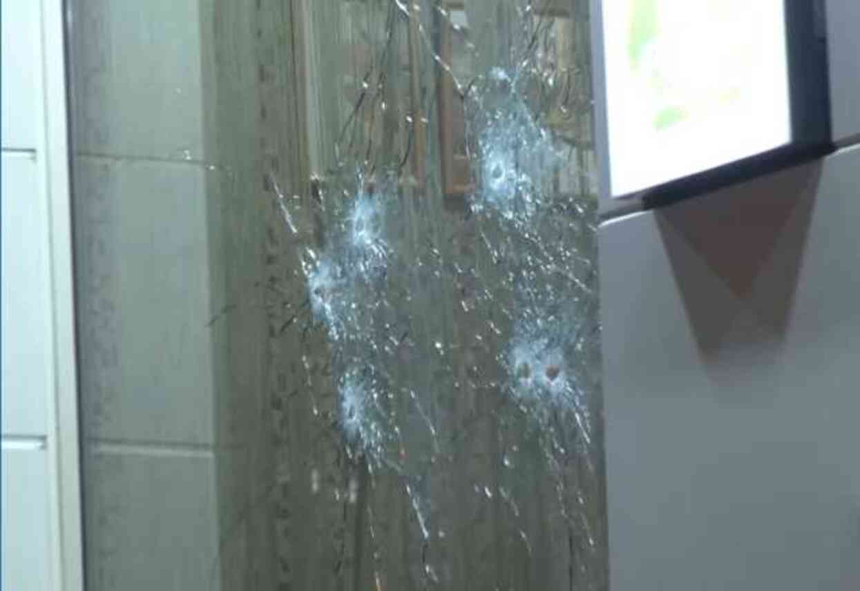 Otele el bombası atan saldırgana silahla karşılık verdi! Faciadan kıl payı dönüldü Otele el bombası atan saldırgana silahla karşılık verdi! Faciadan kıl payı dönüldü