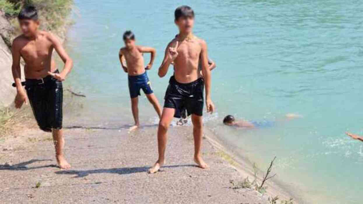Dediğimi yap, yaptığımı yapma! Kanalda yüzen çocuklar, yüzme bilmeyeni boğulmasın diye dövüyor Dediğimi yap, yaptığımı yapma! Kanalda yüzen çocuklar, yüzme bilmeyeni boğulmasın diye dövüyor