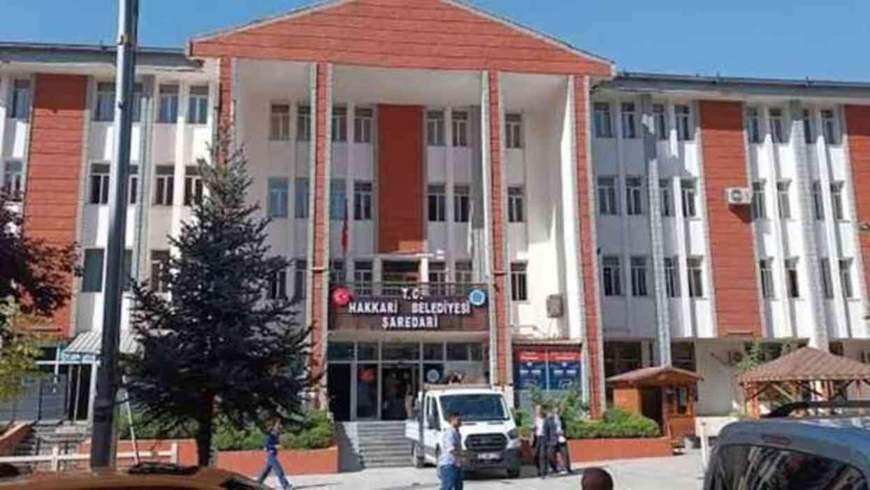 Hakkari Belediyesi Eş Başkanı Mehmet Akış, Van'da gözaltına alındı! Polis belediyede arama yapıyor
