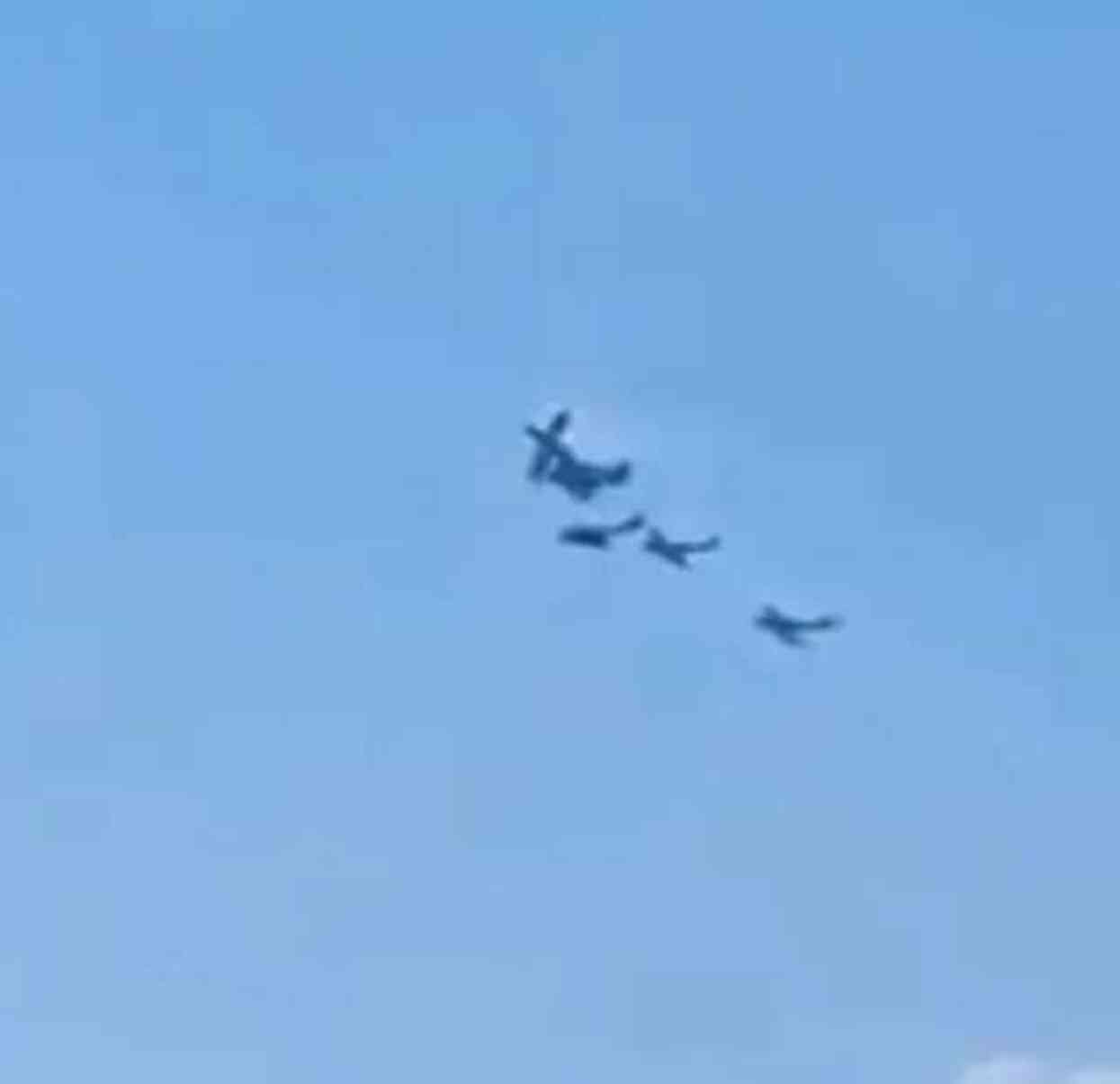 Portekiz'in Beja Hava Gösterisi'nde iki gösteri uçağının havada çarpışması sonucu bir kişi öldü