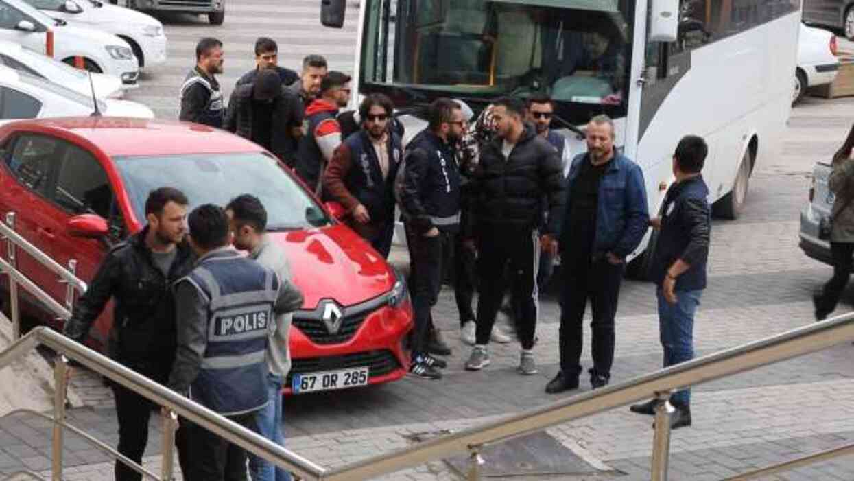 Üniversiteli gence Tahta kaşıkla cinsel saldırı! Sanıklar 'Yağma' suçundan tahliye edildi Üniversiteli gence Tahta kaşıkla cinsel saldırı! Sanıklar 'Yağma' suçundan tahliye edildi