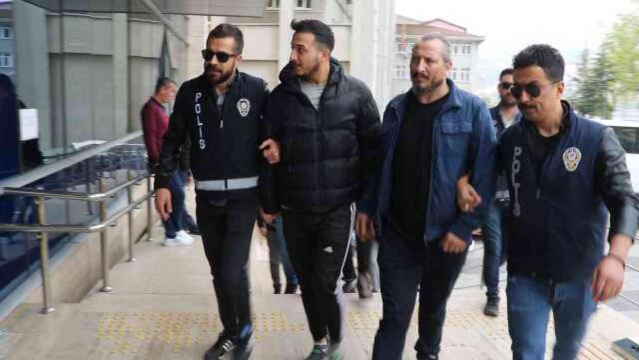Üniversiteli gence Tahta kaşıkla cinsel saldırı! Sanıklar 'Yağma' suçundan tahliye edildi Üniversiteli gence Tahta kaşıkla cinsel saldırı! Sanıklar 'Yağma' suçundan tahliye edildi
