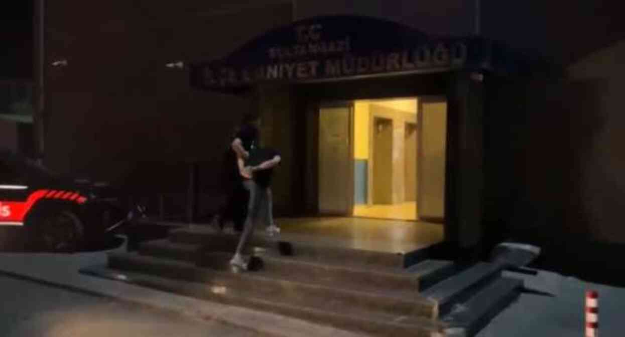 Kız meselesi husumeti can aldı! Bıçakladığı arkadaşlarından birini öldürdü, diğerini yaraladı Kız meselesi husumeti can aldı! Bıçakladığı arkadaşlarından birini öldürdü, diğerini yaraladı