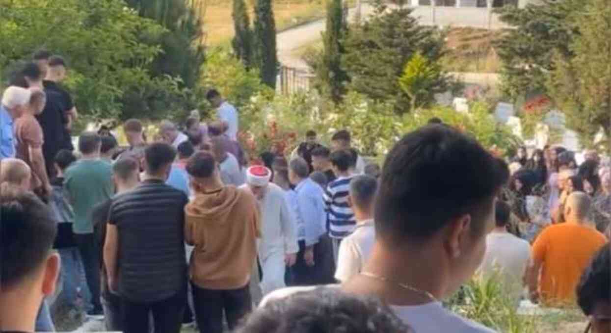Kız meselesi husumeti can aldı! Bıçakladığı arkadaşlarından birini öldürdü, diğerini yaraladı Kız meselesi husumeti can aldı! Bıçakladığı arkadaşlarından birini öldürdü, diğerini yaraladı