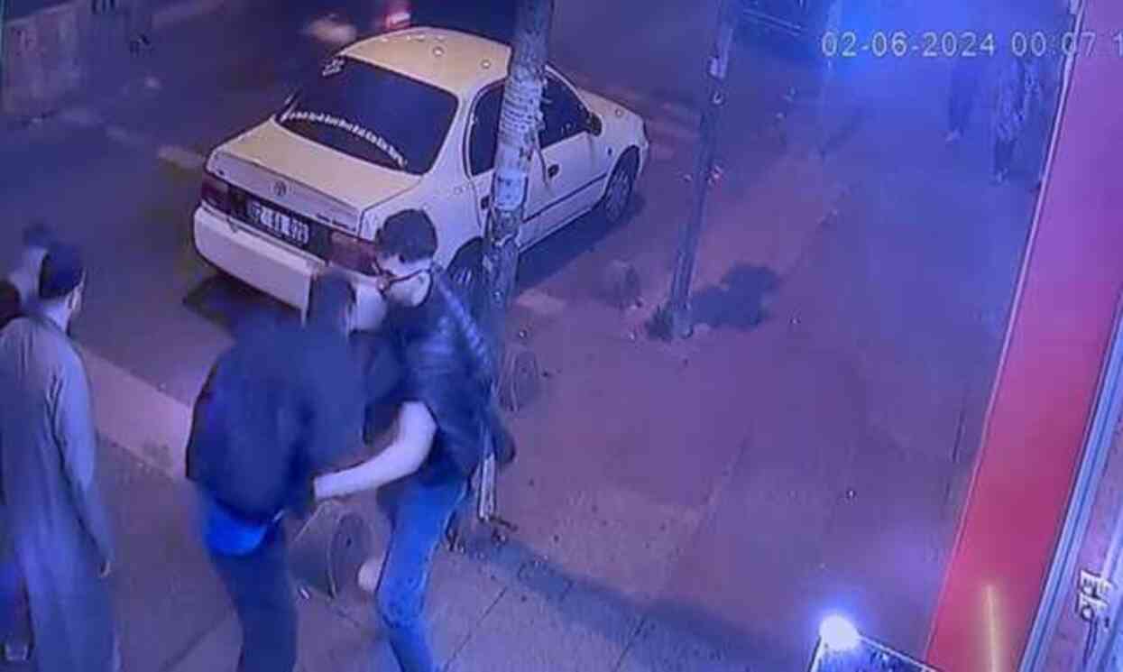 Kız meselesi husumeti can aldı! Bıçakladığı arkadaşlarından birini öldürdü, diğerini yaraladı Kız meselesi husumeti can aldı! Bıçakladığı arkadaşlarından birini öldürdü, diğerini yaraladı