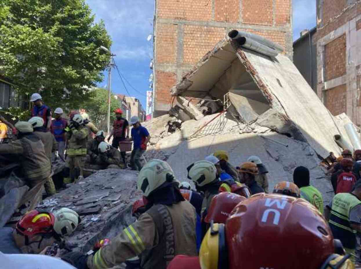 Küçükçekmece'de çöken binanın sahibinin ifadesi ortaya çıktı: Devletin 'Yarısı Bizden' kampanyasına başvurmuştum Küçükçekmece'de çöken binanın sahibinin ifadesi ortaya çıktı: Devletin 'Yarısı Bizden' kampanyasına başvurmuştum