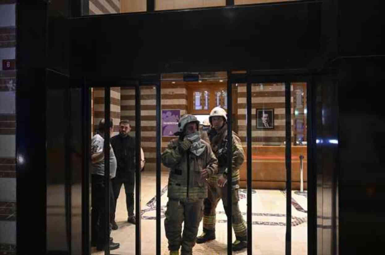Şişli'de mezuniyet töreninde dev ekran öğrencilerin üzerine düştü