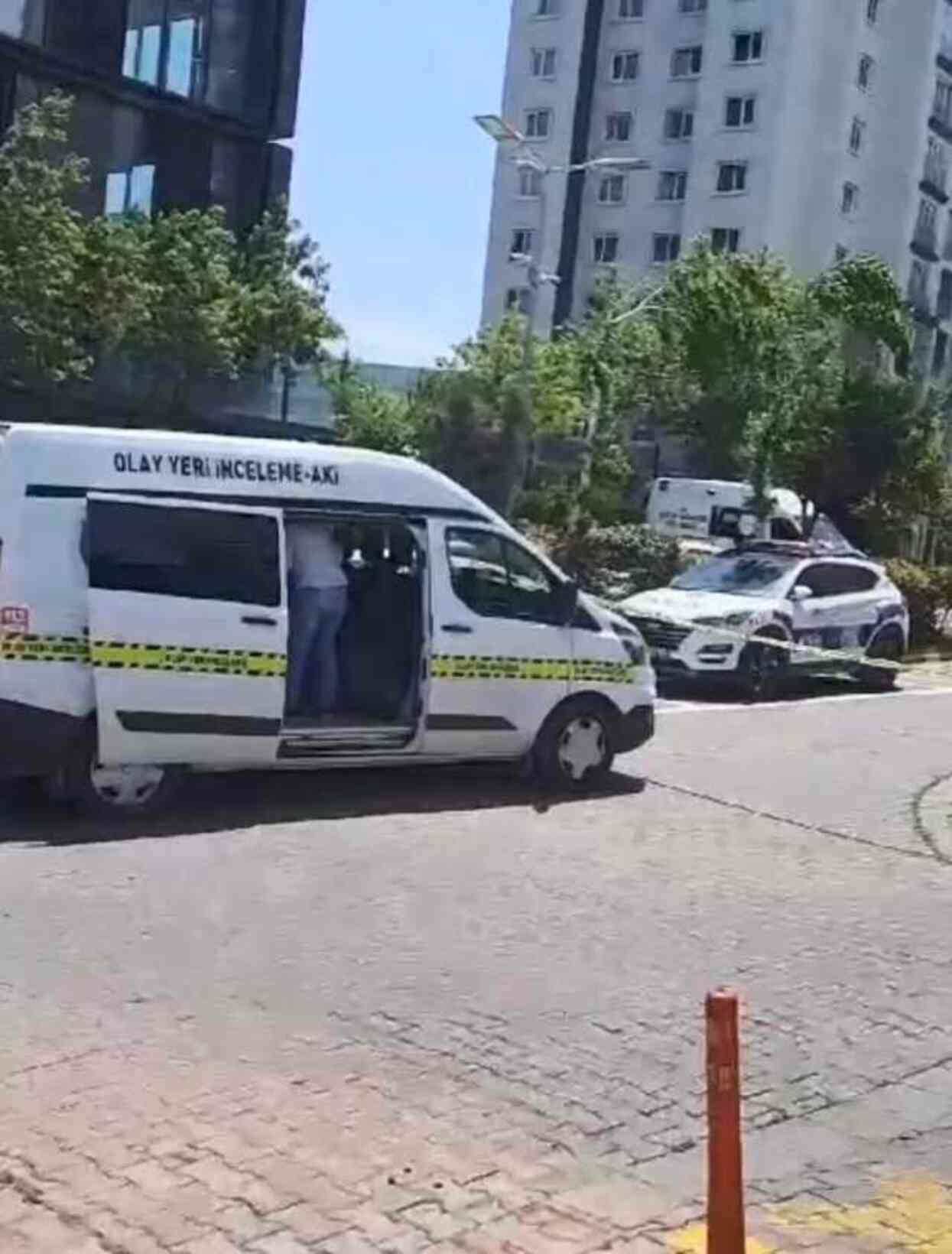 Başakşehir'de emekli polis dehşeti: Ailesini rehin aldı, köpeği öldürüp camdan aşağıya attı Başakşehir'de emekli polis dehşeti: Ailesini rehin aldı, köpeği öldürüp camdan aşağıya attı