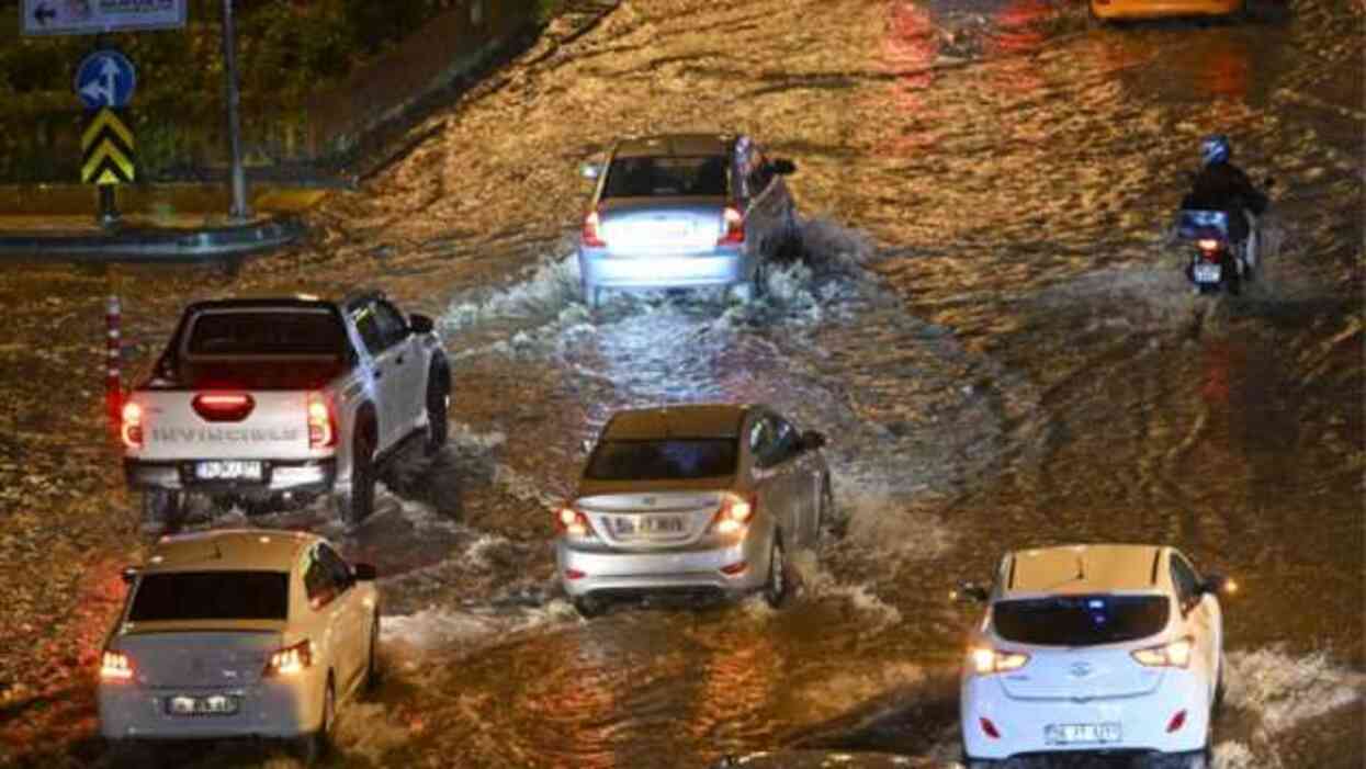 Seyir halindeyken üzerine yıldırım düştü! Alev topuna dönen motorun sürücüsü yol kenarına savruldu Seyir halindeyken üzerine yıldırım düştü! Alev topuna dönen motorun sürücüsü yol kenarına savruldu