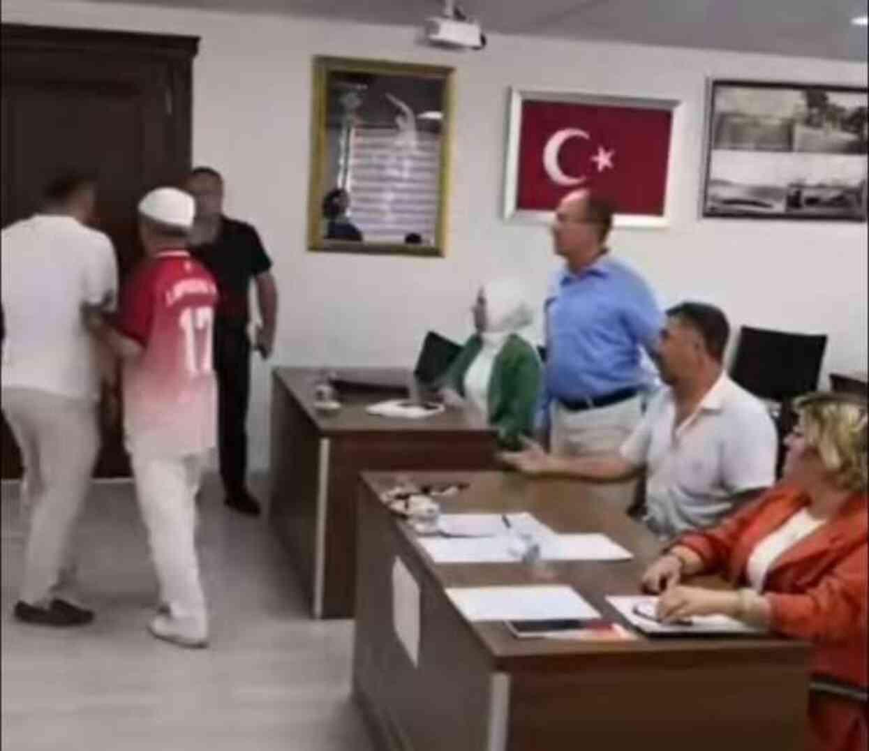 Belediye başkanına 'Kim bu Candaroğlu?' diye soruldu, iş insanı 'Benim' diyerek meclisi bastı