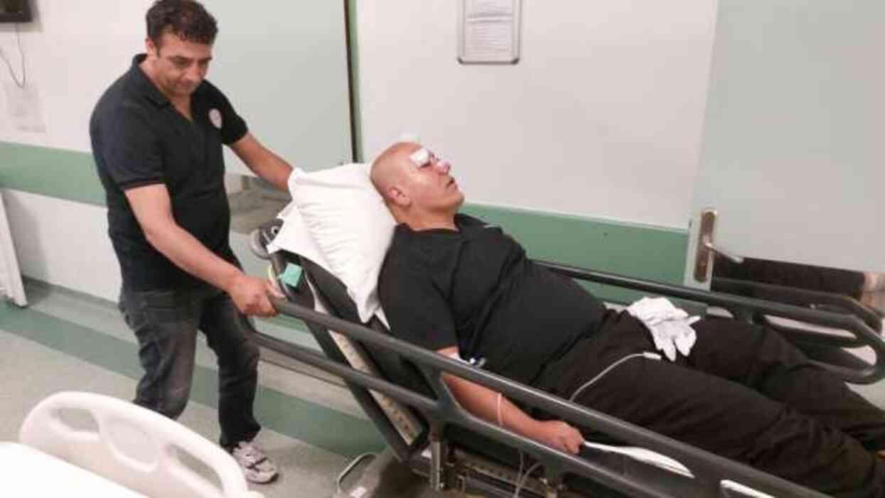 Hasta yakını, doktora saldırarak burnunu kırdı