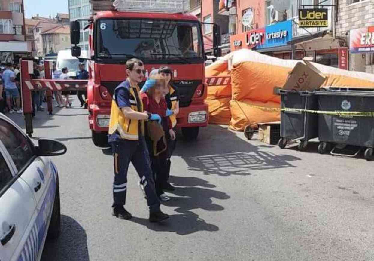 13 yaşındaki kız çocuğu dehşet saçtı! Önce annesini rehin alıp darp etti, sonra intihara kalkıştı 13 yaşındaki kız çocuğu dehşet saçtı! Önce annesini rehin alıp darp etti, sonra intihara kalkıştı