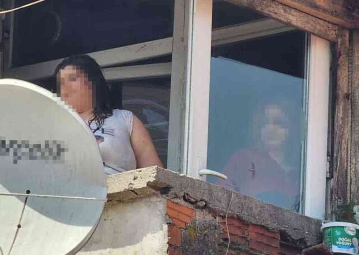 13 yaşındaki kız çocuğu dehşet saçtı! Önce annesini rehin alıp darp etti, sonra intihara kalkıştı 13 yaşındaki kız çocuğu dehşet saçtı! Önce annesini rehin alıp darp etti, sonra intihara kalkıştı