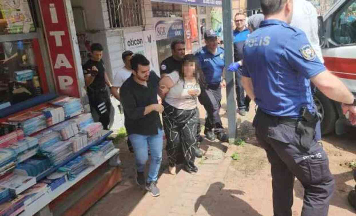 13 yaşındaki kız çocuğu dehşet saçtı! Önce annesini rehin alıp darp etti, sonra intihara kalkıştı 13 yaşındaki kız çocuğu dehşet saçtı! Önce annesini rehin alıp darp etti, sonra intihara kalkıştı