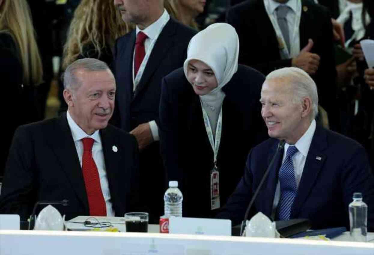 Cumhurbaşkanı Erdoğan, G-7 Zirvesi'nde yanına gelen Fransa Cumhurbaşkanı Macron ile görüştü