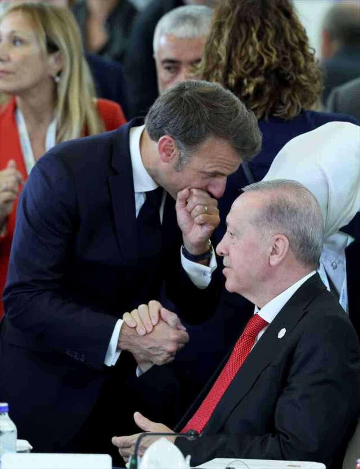 Cumhurbaşkanı Erdoğan, G-7 Zirvesi'nde yanına gelen Fransa Cumhurbaşkanı Macron ile görüştü