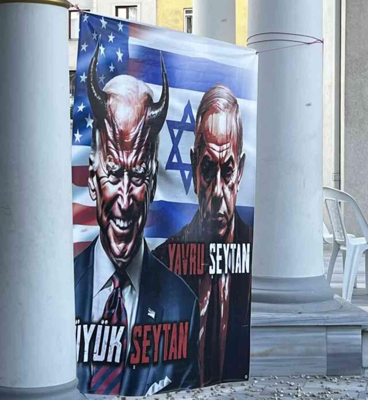 Bayram namazında Gazze protestosu! Biden ve Netanyahu'nun yer aldığı pankartı taşladılar