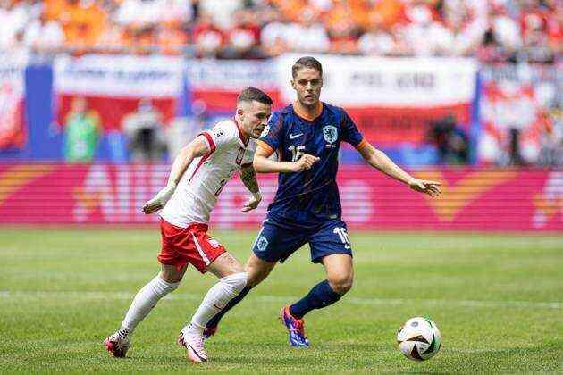 Hollanda, geriye düştüğü maçta Polonya'yı 2-1 yendi