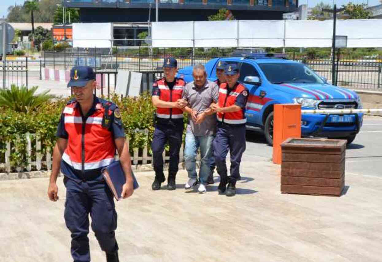 Otomobilin içinde tartıştığı oğlunu öldürüp başında bekledi