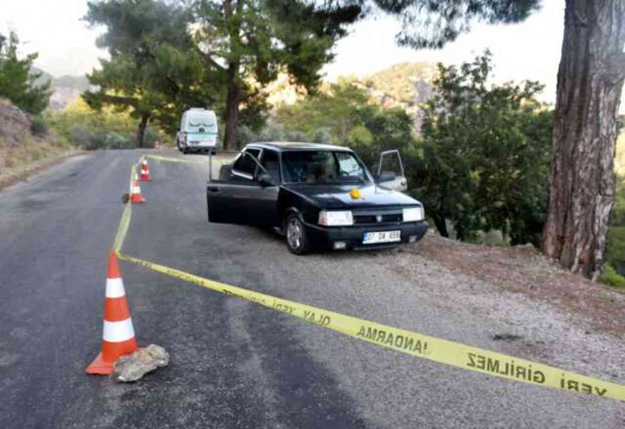 Otomobilin içinde tartıştığı oğlunu öldürüp başında bekledi