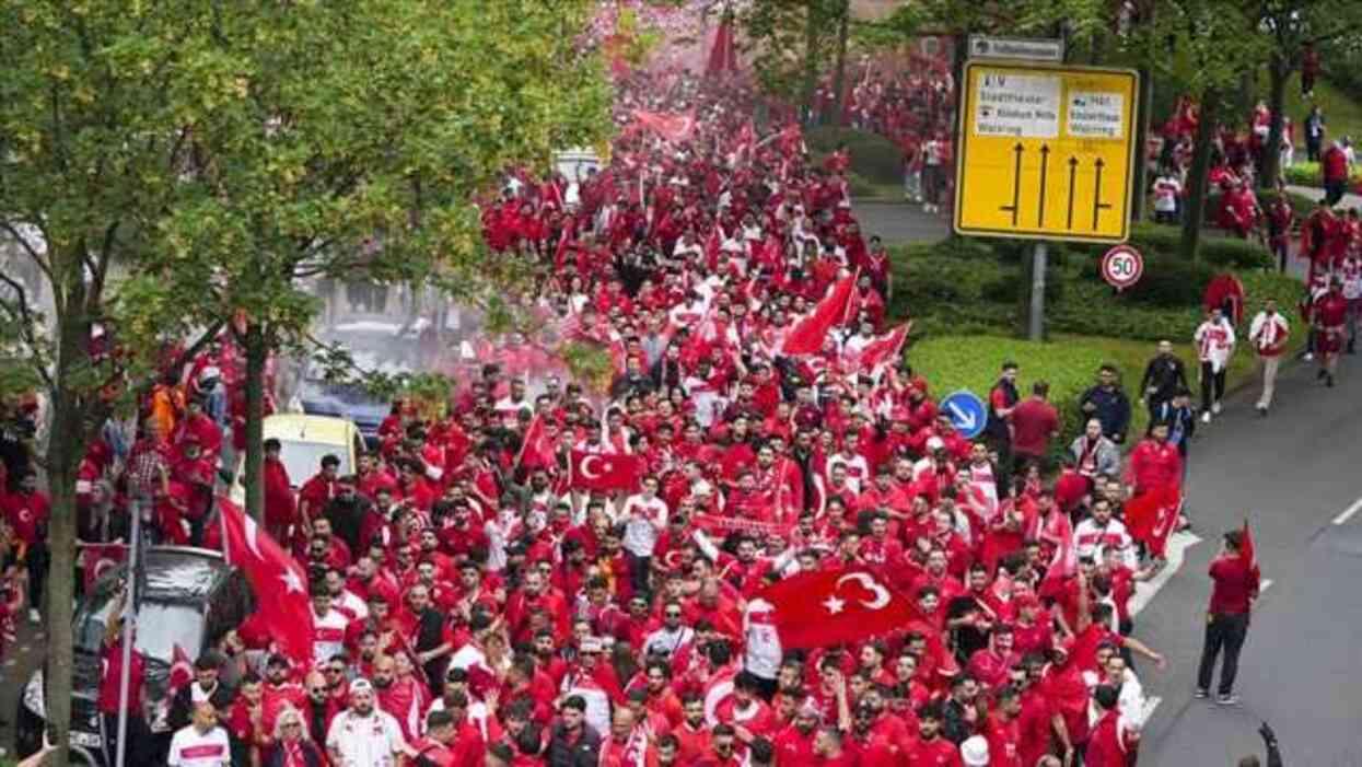 Gürcistan maçı öncesi Dortmund sokakları 'Ankara'nın Bağları' şarkısıyla yıkıldı