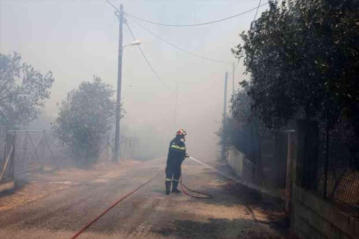 Komşuda yangın paniği! Alevler başkent Atina'yı tehdit ediyor