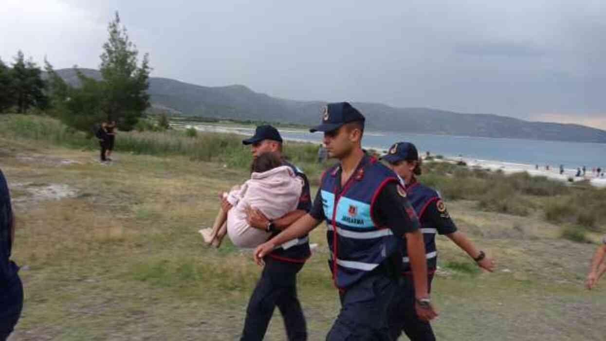 Küçük kız şişme oyuncakla Salda Gölü'nün ortasında mahsur kaldı