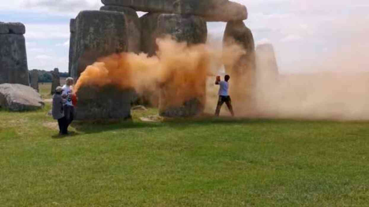 İklim aktivistleri İngiltere'deki Stonehenge'i turuncuya boyadı İklim aktivistleri İngiltere'deki Stonehenge'i turuncuya boyadı
