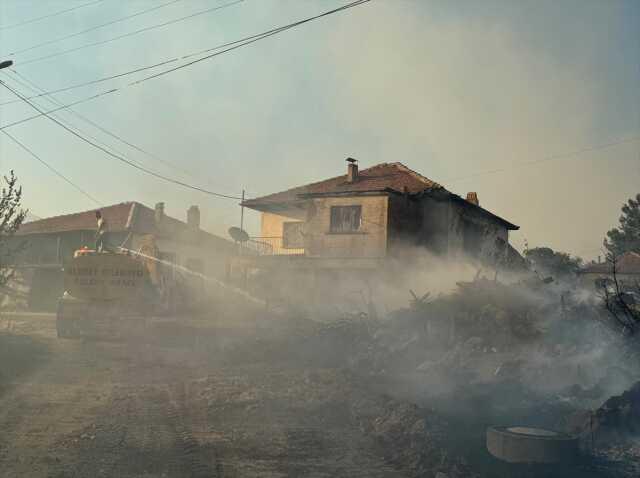 Manisa ve Uşak'ta orman yangını! 2 mahallede yaşayan 430 kişi tahliye edildi