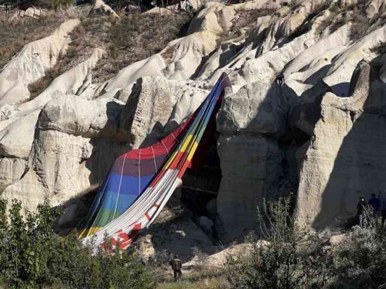 Yüzlerce metre yüksekte korku dolu anlar! Balon pilotu 20 kişinin hayatını kurtardı Yüzlerce metre yüksekte korku dolu anlar! Balon pilotu 20 kişinin hayatını kurtardı