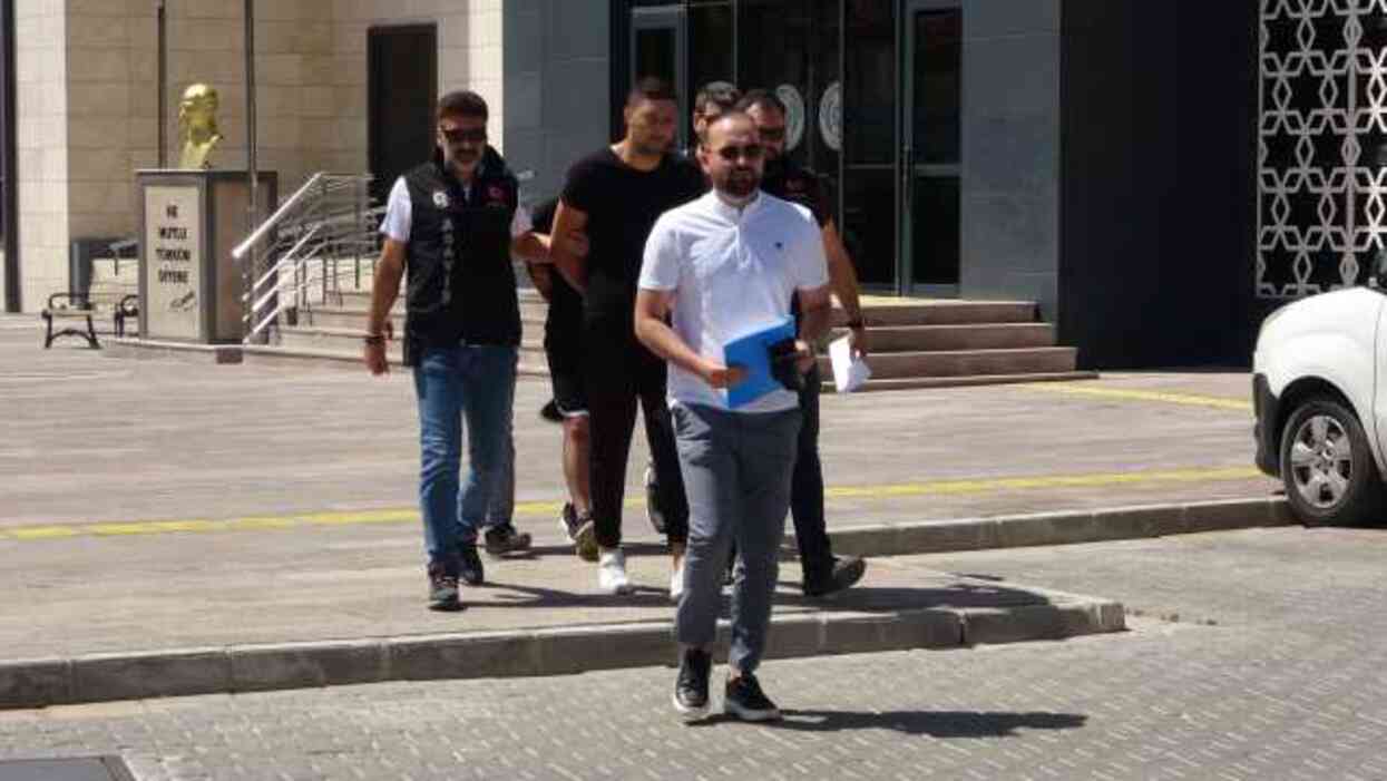 Cinnet geçiren şahıs kayınpederini öldürdü, eşini ve 3 kişiyi yaraladı
