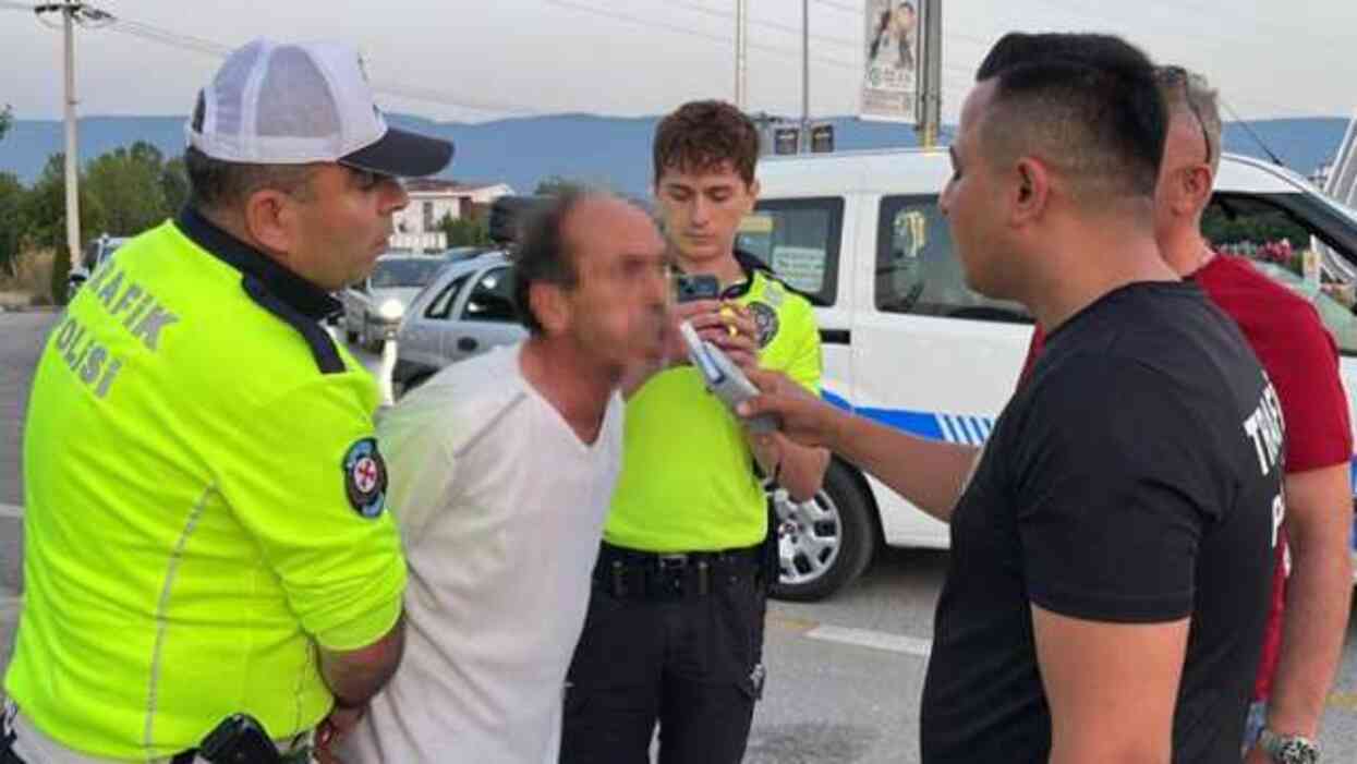 Alkollü sürücü yol kenarına tuvaletini yaparken yakalandı! Ehliyetine el konuldu Alkollü sürücü yol kenarına tuvaletini yaparken yakalandı! Ehliyetine el konuldu