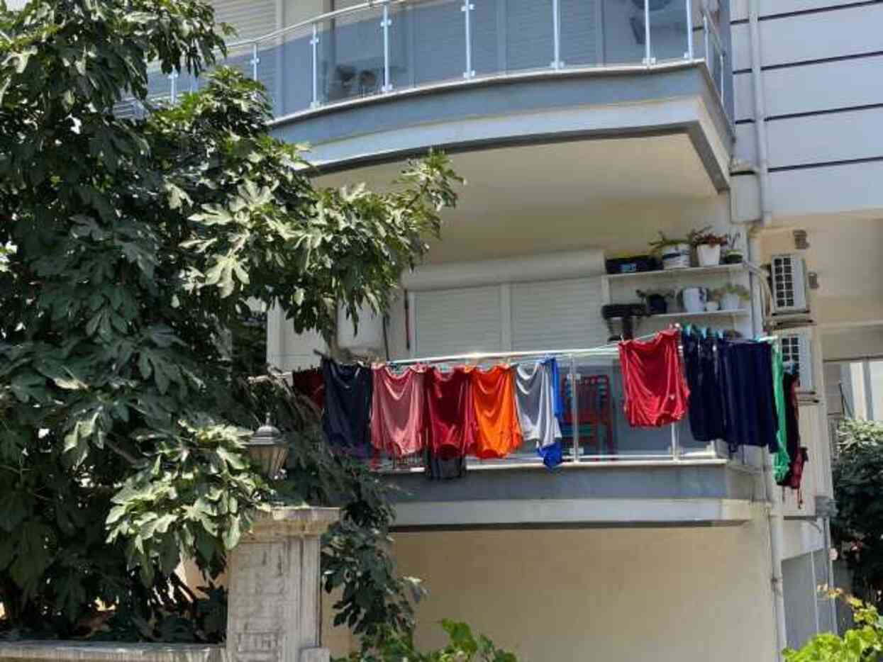 Balkonda asılı kadın iç çamaşırlarını çalan hırsız apartmanın başına dert oldu Balkonda asılı kadın iç çamaşırlarını çalan hırsız apartmanın başına dert oldu